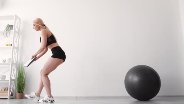 Çevrimiçi fitness sağlıklı atletik kadın evinde — Stok video