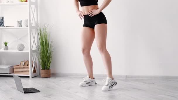 Online aerobic sportos nő otthon képzés — Stock videók