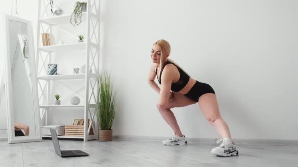 Fit žena online školení domácí tělocvična video lekce — Stock video