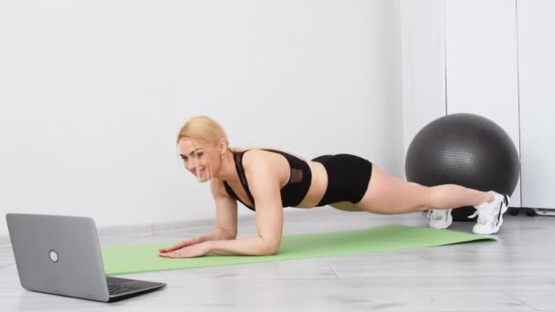 Home Gym athletische Frau Online-Training stark — Stockvideo