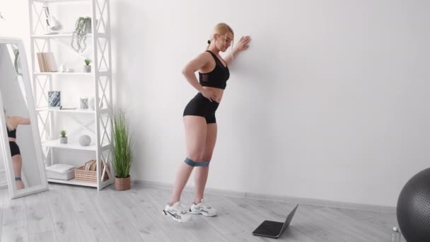 Idealne ciało fitness kobieta trening online dom — Wideo stockowe