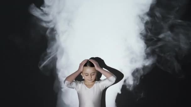 Luftföroreningar miljöproblem flicka barn rök — Stockvideo