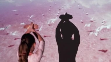 Çocuklar özgürlük günü. Kız gölgesi kumsalı.