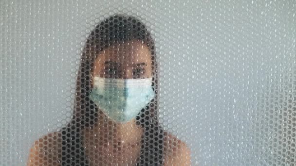Quarentena isolamento covid-19 bloqueio mulher máscara — Vídeo de Stock