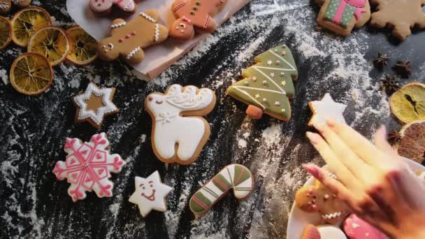 Karácsonyi díszített cookie-k gyűjtemény ünnepi — Stock videók