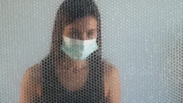 Covid-19 hasznosítás izoláció vége nő maszk légzés — Stock videók