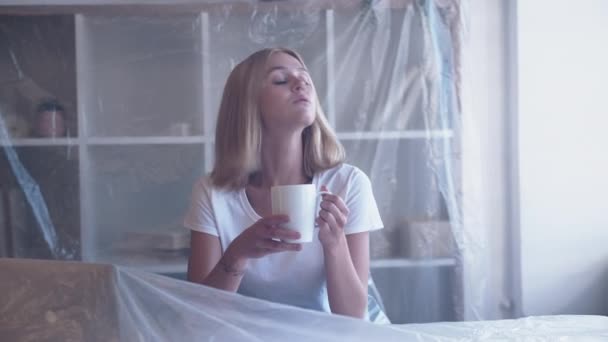 Umzug nach Hause Stress Job Pause Haus Frau Kaffee — Stockvideo