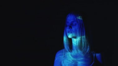 İç huzuru kabullen uyum içinde mavi kadın.