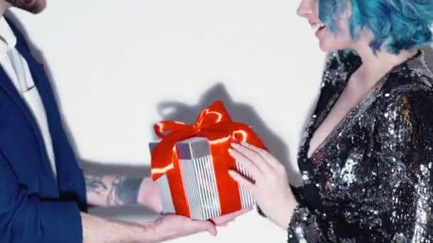 Urodziny prezent wakacje niespodzianka kobieta prezent box — Wideo stockowe