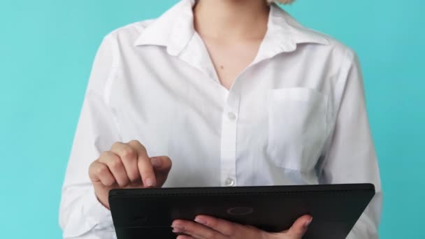 Enhet användare elektronisk gadget kvinna händer tablett — Stockvideo