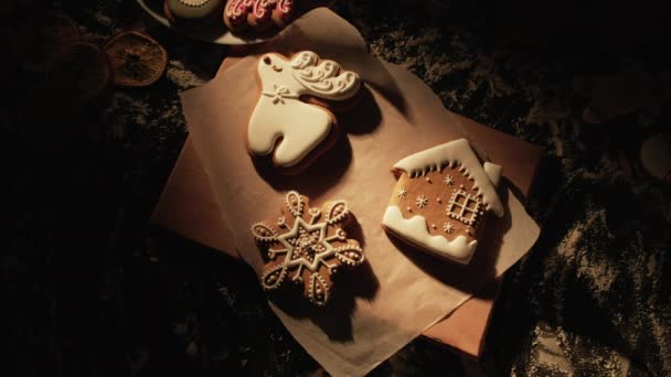 Karácsonyi cookie-k ünnepi díszített pékség — Stock videók