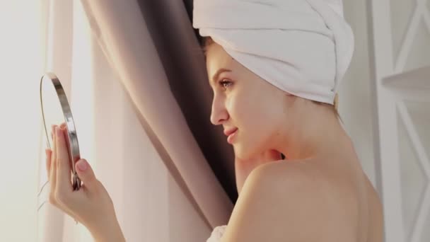 Pielęgnacja twarzy pielęgnacja skóry odmłodzenie kobieta twarz — Wideo stockowe