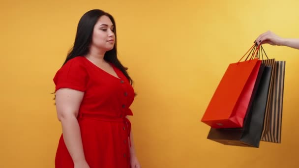 Internet loja correio entrega mulher com sobrepeso — Vídeo de Stock