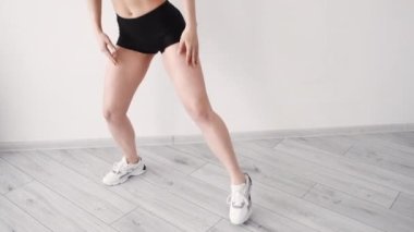 Keyifli spor yapan mutlu kadın aerobik yapıyor.