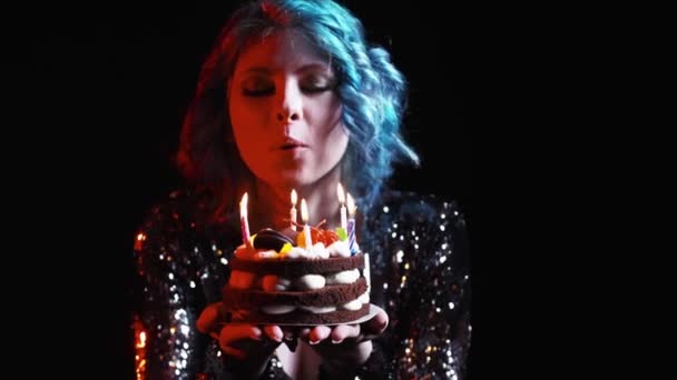 Anniversaire fille gâteau heureux femme soufflant des bougies — Video