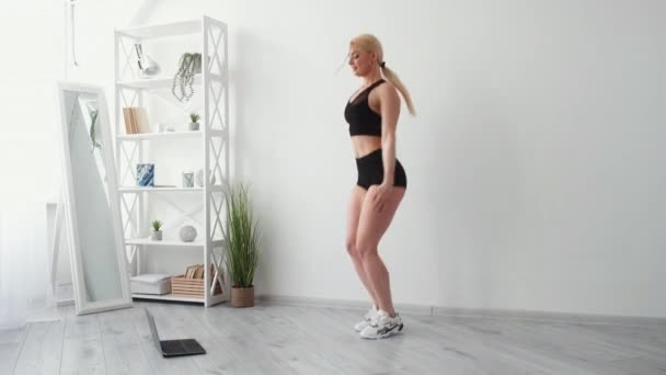 Sağlıklı vücut sportif kadın çevrimiçi aerobik — Stok video