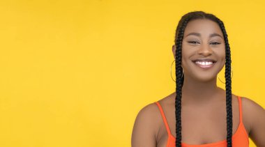 Mutlu Afrikalı kadın pozitif duygu gülümseyen model