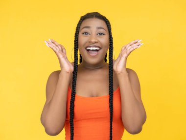 Heyecanlı kadın mutlu sürpriz afro neşeli yüz