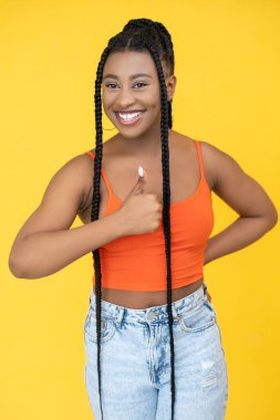 Jest onayı imzası Mutlu afro kadın