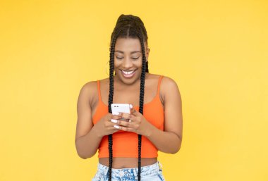 Telefon eğlence mesajı Afrikalı kadın