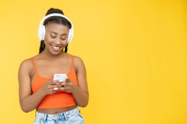 Telefon listesi zımbırtısı. Afro kadın.