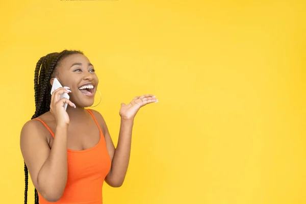 Νικητής κλήση νίκη έκπληξη αφρικανή γυναίκα τηλέφωνο — Φωτογραφία Αρχείου