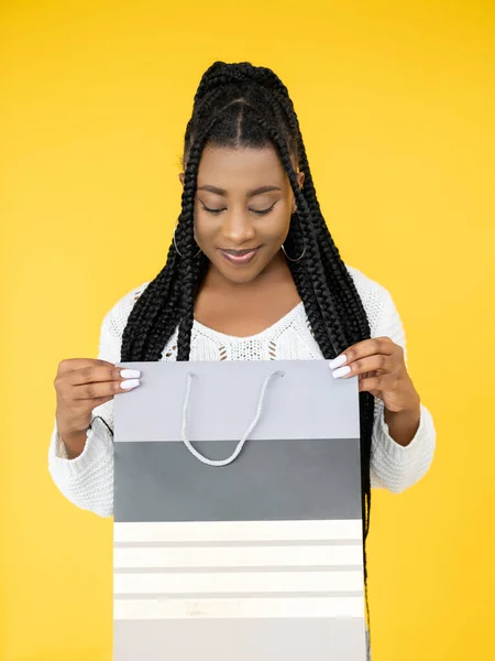 Χριστουγεννιάτικο δώρο cyber Monday Αφρικανική γυναίκα mockup τσάντα — Φωτογραφία Αρχείου