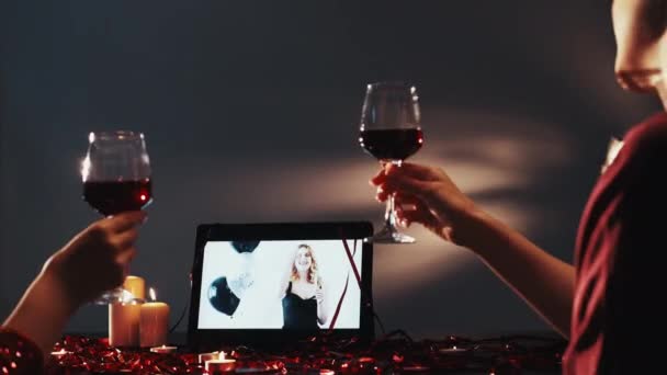 网上祝酒虚拟圣诞庆祝女孩平板电脑 — 图库视频影像