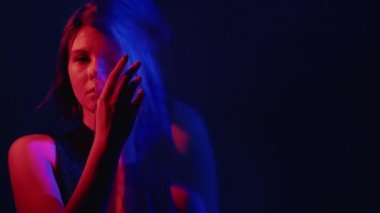 Çift kişilikli kadın zihin neonu