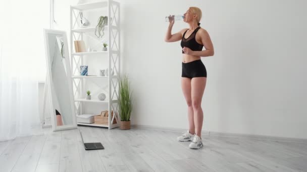 Гідратація тіла спортивна жінка онлайн тренування — стокове відео