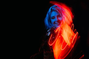 Parti neşesi neon ışığı kadın bayram ruhu şenliği