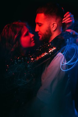 Aşk gücü, romantik çift, sevgi dolu duygular.