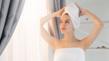 Sabah hijyeniği güzel kadın yeni günün tadını çıkarıyor.