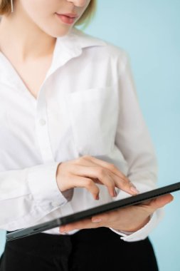 Eğitim kursları bürosundaki kadın bilgileri kontrol ediyor