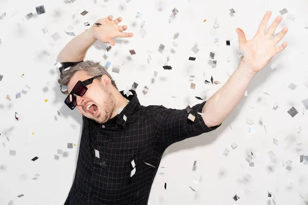 Feest plezier zorgeloos feest gelukkig man confetti — Stockfoto