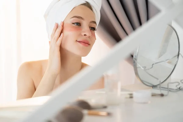 Cura del viso bella donna trattamento anti-età — Foto Stock