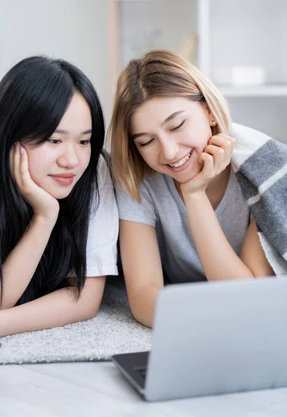 Barátságos házi feladat boldog nők online oktatás — Stock Fotó
