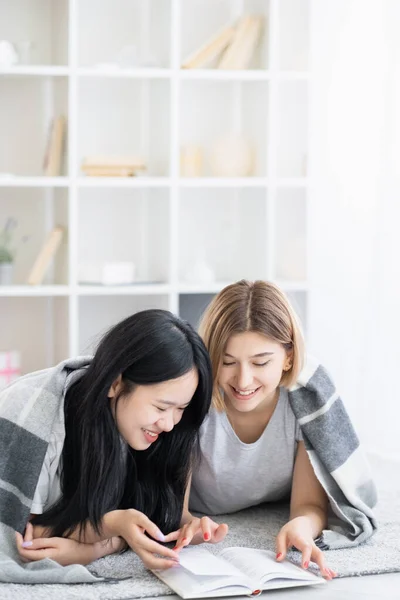 Barátságos házi feladat boldog női barátok otthon — Stock Fotó