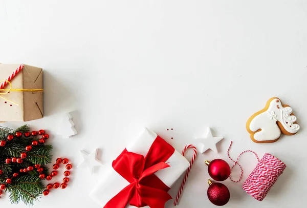Kerstmis ambachtelijke feestelijke achtergrond cadeau doos rood — Stockfoto