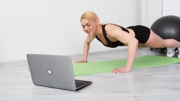 Fuerte cuerpo deportivo mujer en línea entrenamiento en casa — Vídeos de Stock