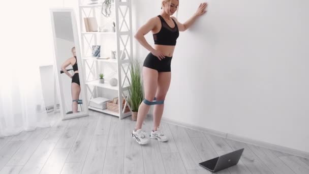 Těší fitness atletický žena domácí sport — Stock video