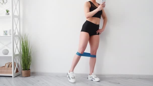 Home fitness sportos nő online edzés — Stock videók