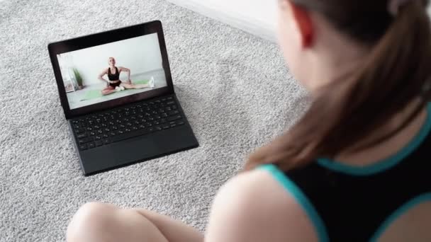 Online träning fitness soffa video lektion hem — Stockvideo