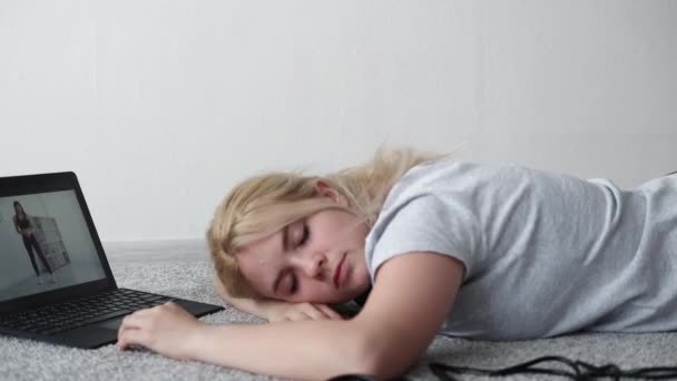 Sport misslyckas sovande kvinna hem fitness video — Stockvideo