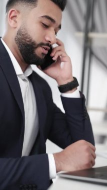 ofis rutini çoklu görev adamı mobil iletişimi