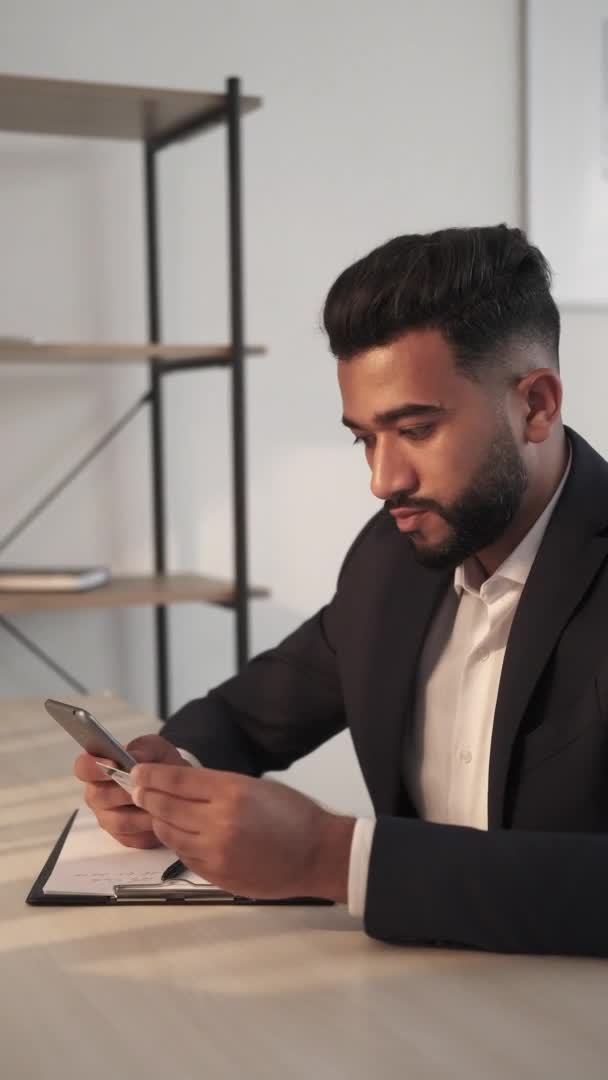 Çevrimiçi ödeme adamı mobil bankacılık — Stok video