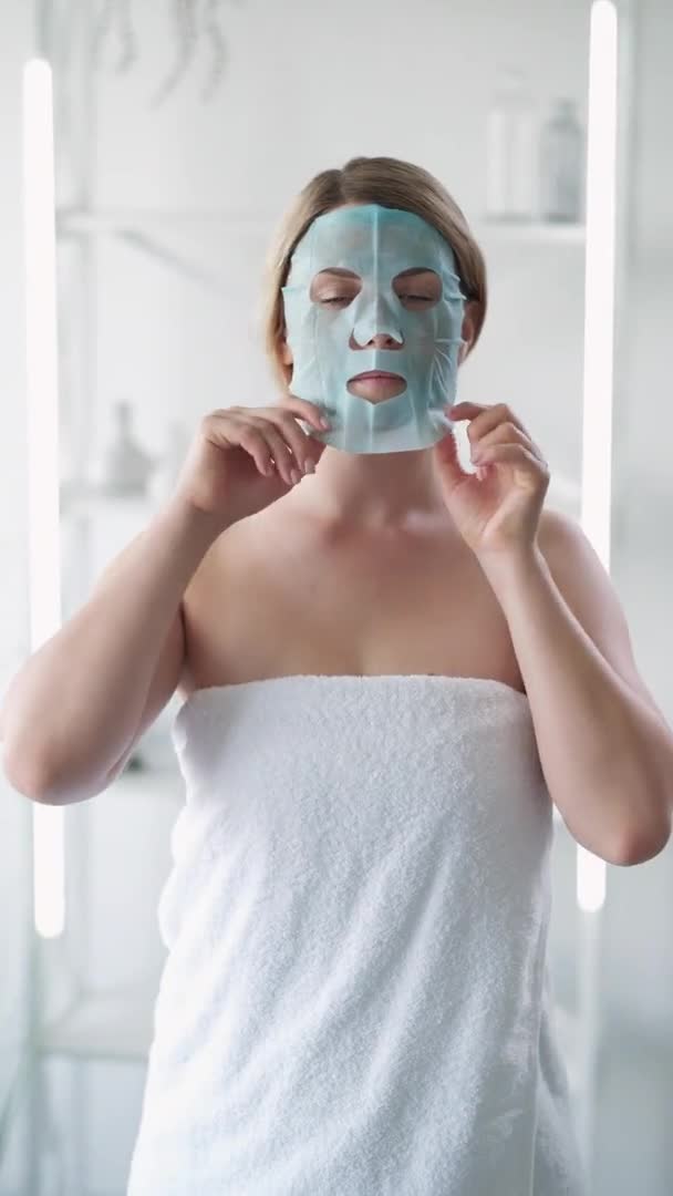 Gezichtsverzorging cosmetisch masker huid verjonging vrouw gezicht — Stockvideo