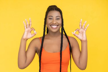 Tamam imzala. Neşeli Afrikalı kadın.