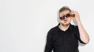 Parti akşamdan kalmalığı alkol sorunu. Baş ağrısı bardağı.