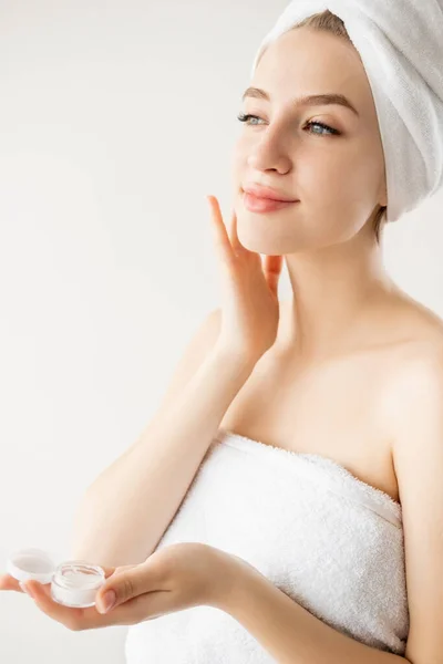 スキンケア化粧品美しい女性の顔の治療 — ストック写真